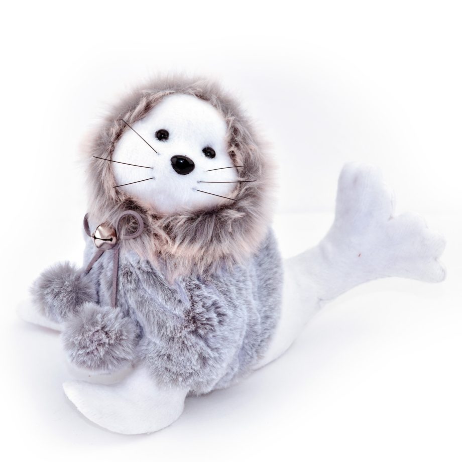 SEAL WHITE 7" W/ GRAY FUR COAT & POMPOMS